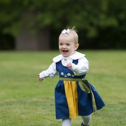 La Princesa Estela con el traje tradicional en el Día Nacional de Suecia 2013