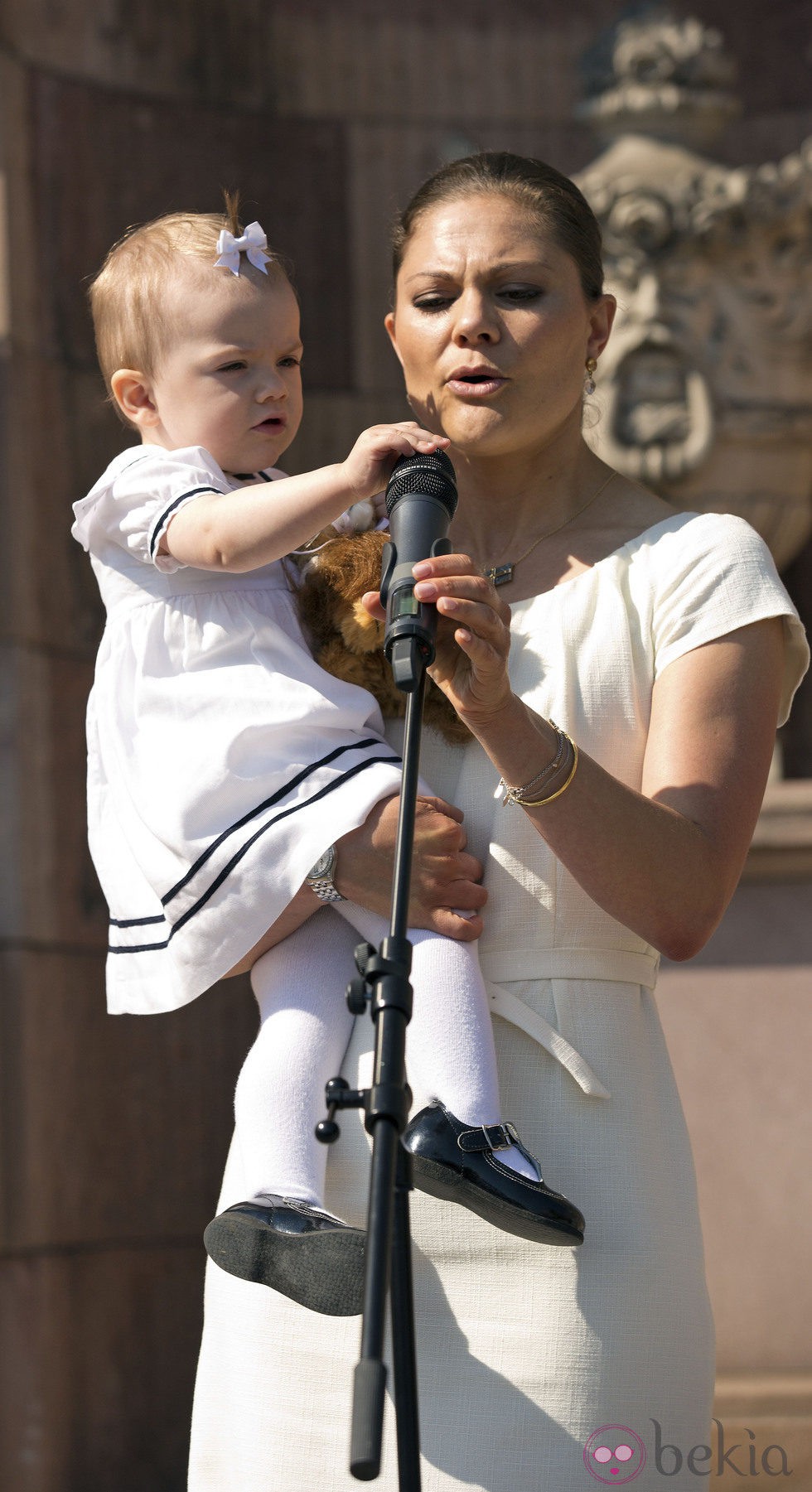 La Princesa Estela juega con el micrófono junto a la Princesa Victoria en el Día Nacional de Suecia 2013