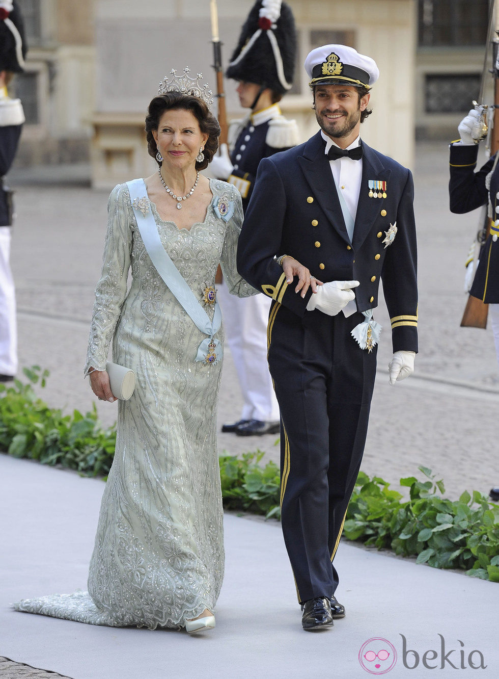 La Reina Silva y el Príncipe Carlos Felipe de Suecia llegando a la boda de Magdalena de Suecia y Chris O'Neill