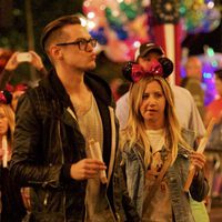 Ashley Tisdale y Christopher French paseando por Disney World