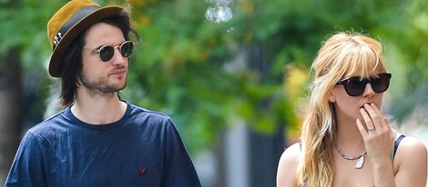 Sienna Miller pasea a su hija, Marlowe Sturridge, junto a su marido