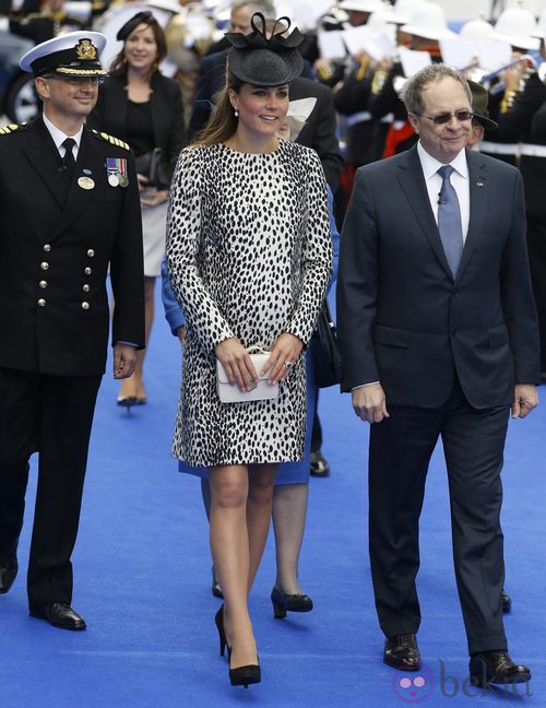 Kate Middleton con un vestido bicolor de estampado print