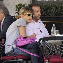 Luján Argüelles apoya su cabeza en el hombro de Carlos Sánchez Arenas
