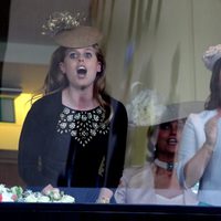 Beatriz y Eugenia de York animan al caballo de la Reina Isabel en Ascot 2013