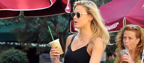 Bar Refaeli pasea por Madrid con una amiga