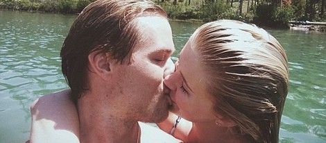 Ireland Baldwin y su novio Slater Trout se dan un beso durante sus vacaciones en Idaho