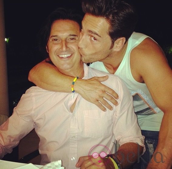 David Bustamante felicitando a Poty por su cumpleaños con un beso