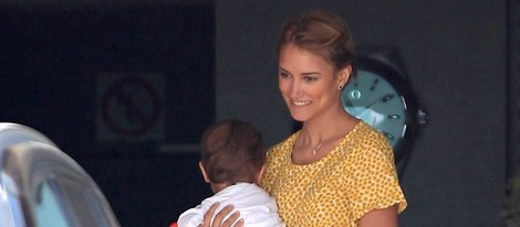 Alba Carrillo con su hijo Lucas en brazos en Gijón