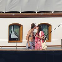 Tatiana Santo Domingo y Andrea Casiraghi besándose en un yate en Mónaco