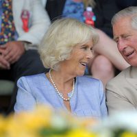El Príncipe Carlos y Camilla Parker en su primer acto tras el nacimiento del Príncipe Jorge