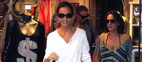 Isabel Preysler y Tamara Falcó salen de una tienda de Ibiza