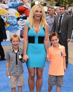 Britney Spears con sus hijos en el estreno de 'Los Pitufos 2' en Los Ángeles