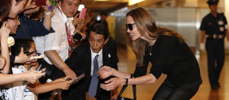 Angelina Jolie atiende a los fans en el aeropuerto de Tokio