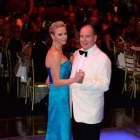 La Princesa Charlene y el Príncipe Alberto II de Mónaco en el Baile de la Cruz Roja de Monte Carlo
