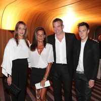 Estefanía de Mónaco, Louis y Pauline Ducruet con el cantante Garou en una gala contra el Sida