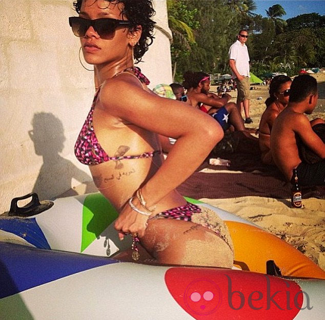 Rihanna en un flotador en la playa de Barbados
