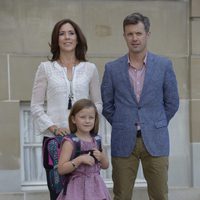 La Princesa Isabel en su primer día de colegio con Federico y Mary de Dinamarca