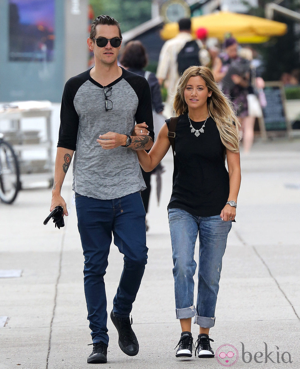 Ashley Tisdale y Christopher French tras anunciar su compromiso