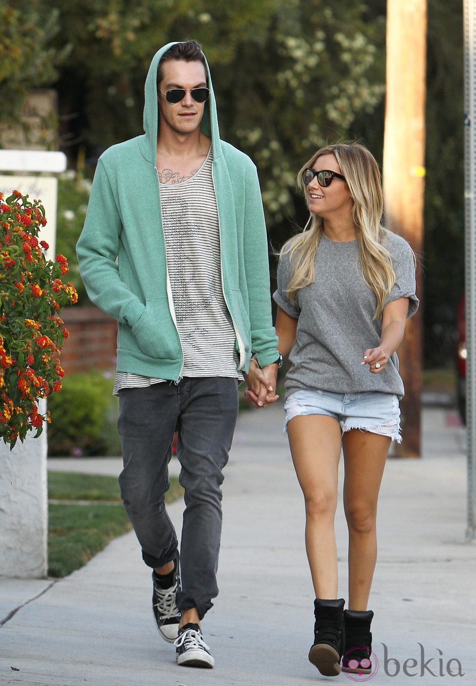 Ashley Tisdale y Christopher French paseando