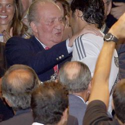 El Rey Juan Carlos hablando con Raúl González en el Trofeo Santiago Bernabéu 2013