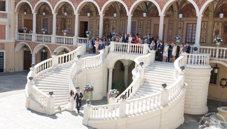 Foto oficial de la boda de Andrea Casiraghi y Tatiana Santo Domingo con los invitados