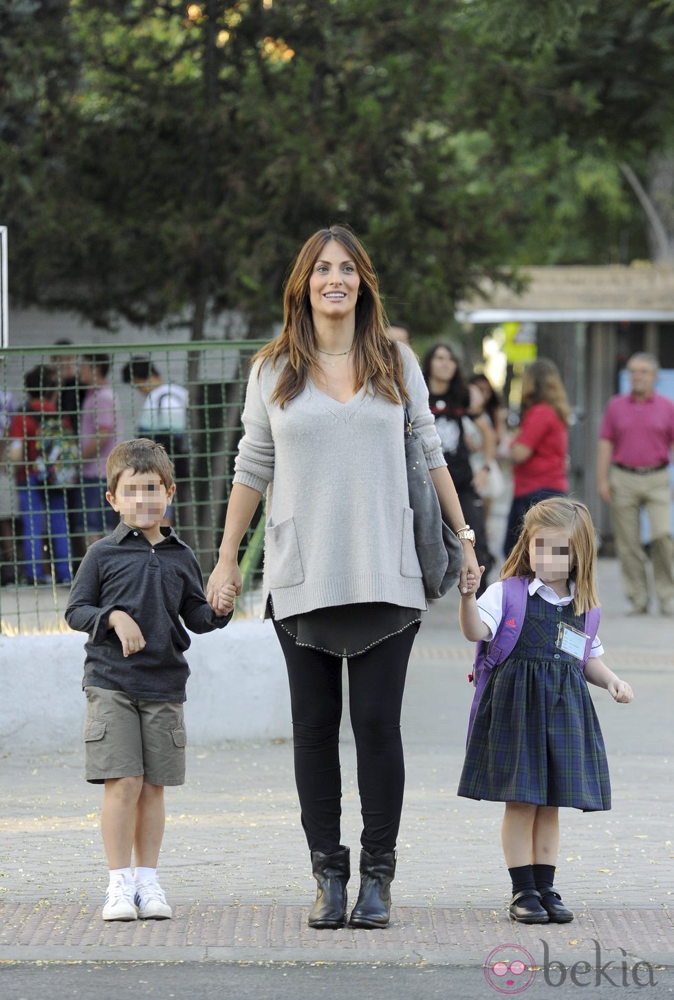 Nagore Aranburu acompaña a sus hijos en el primer día de colegio