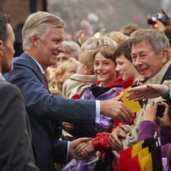 Felipe de Bélgica saluda a unos ciudadanos en Wavre