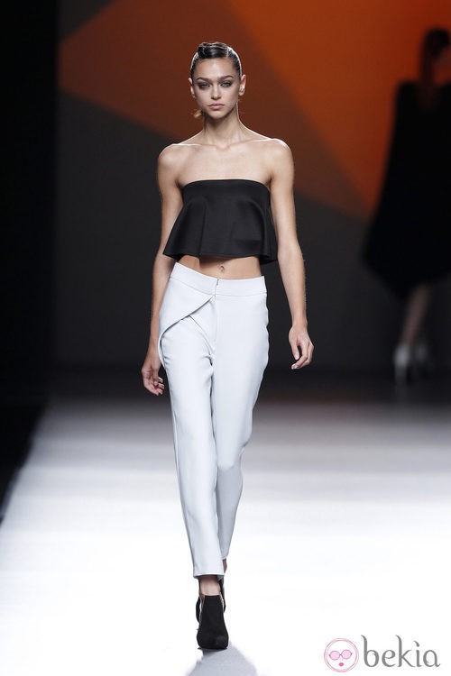 Pantalón blanco de la colección primavera/verano 2014 de AA de Amaya Arzuaga en Madrid Fashion Week
