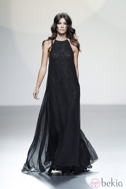 Vestido negro de tirantes de la colección primavera/verano 2014 de Teresa Helbig en Madrid Fashion Week