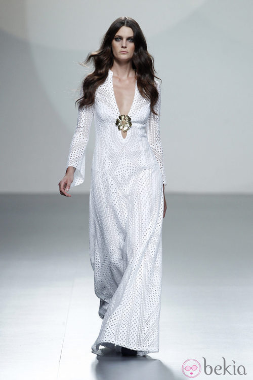 Vestido blanco largo de la colección primavera/verano 2014 de Teresa Helbig en Madrid Fashion Week