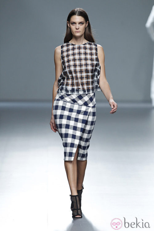 Falda de cuadros de la colección primavera/verano 2014 de Ángel Schlesser en Madrid Fashion Week