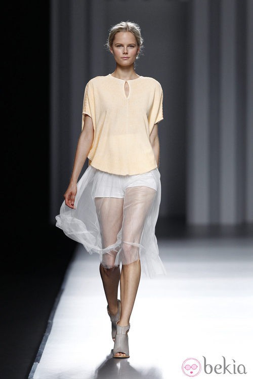 Shorts blancos con tul de seda de la colección primavera/verano 2014 de Sita Murt en Madrid Fashion Week