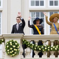 Los Reyes de Holanda saludan junto a los Príncipes Constantino y Laurentien en la apertura del Parlamento