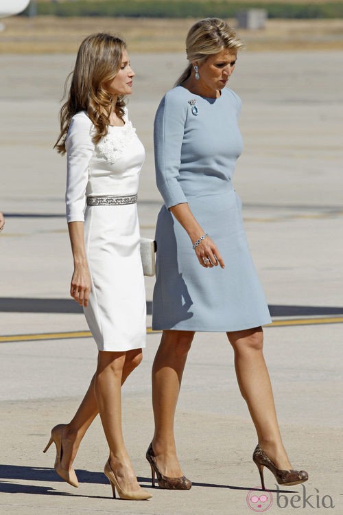 La Princesa Letizia charlando con Máxima de Holanda a su llegada a España