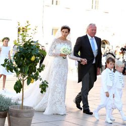 Claire Lademacher con su padre y los pajes antes de su boda con Félix de Luxemburgo