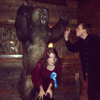 Eugenia de York y Harry Wentworth-Stanley hacen el tonto con un oso disecado