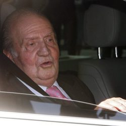 El Rey Juan Carlos ingresando en el Hospital Quirón para ser operado de la cadera izquierda