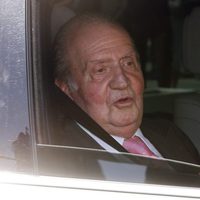 El Rey Juan Carlos ingresando en el Hospital Quirón para ser operado de la cadera izquierda
