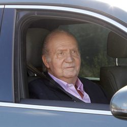 El Rey Juan Carlos sale del Hospital Quirón tras recibir el alta