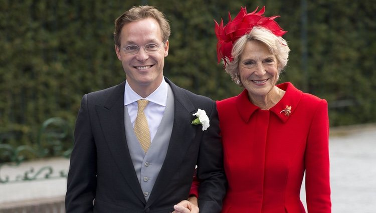 Jaime de Borbón-Parma del brazo de su madre Irene de Holanda en su boda