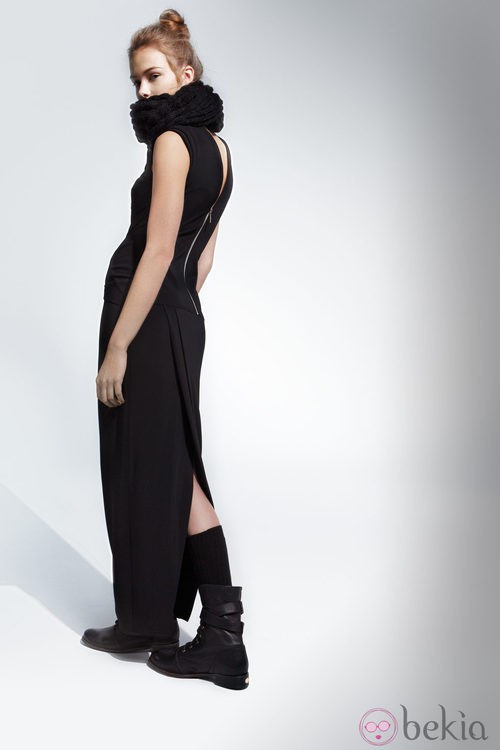 Vestido negro de la colección otoño/invierno 2013/2014 de Adolfo Domínguez