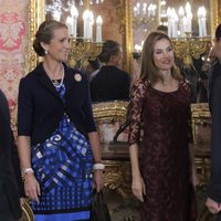 La Infanta Elena y la Princesa Letizia en el Día de la Hispanidad 2013