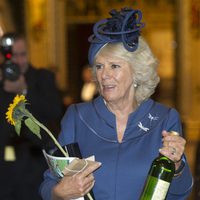 Camilla Parker con una botella de vino y un girasol en una misa en la Abadía de Westminster