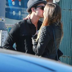 Joe Jonas y Blanda Eggenschwiler besándose