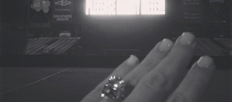 Mano de Kim Kardashian con su anillo de compromiso