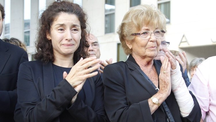 La viuda de Manolo Escobar, Anita Marx, y su hija Vanesa durante su funeral