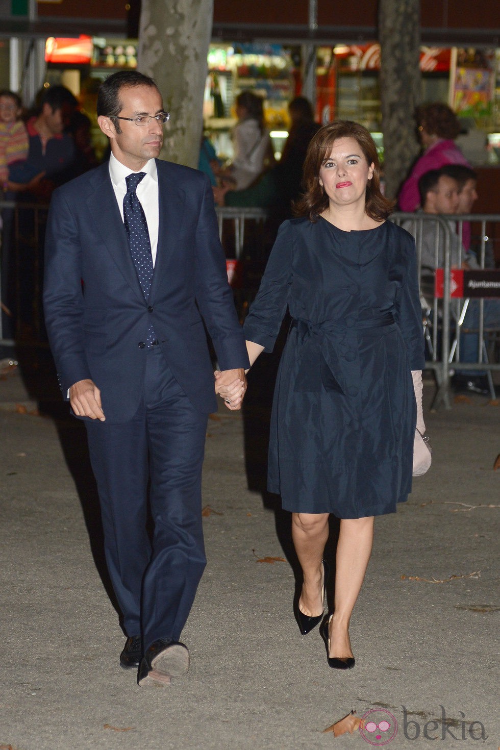 Soraya Saenz de Santamaría y su marido durante la boda de Pablo Lara y Anna Brufau en Barcelona 