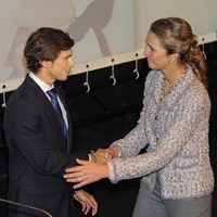 La Infanta Elena saluda a Rodrigo García Millán en la entrega de las distinciones al Mérito Deportivo