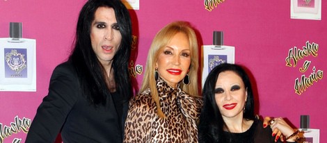 Mario Vaquerizo, Carmen Lomana y Alaska en la presentación del perfume 'Alaka y Mario'