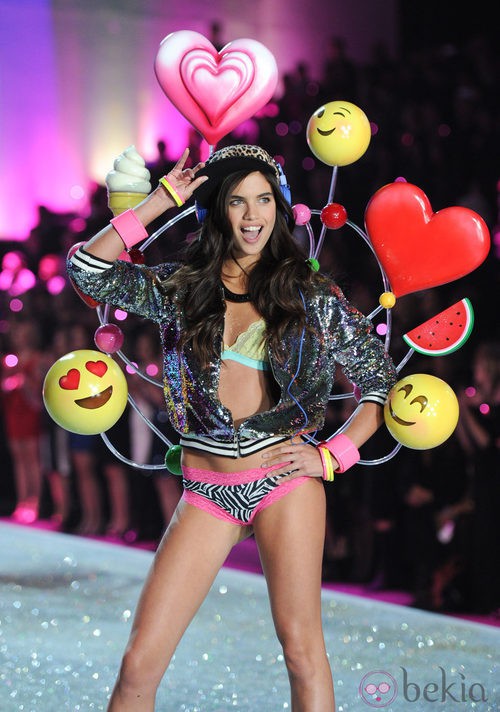 Sara Sampaio durante el Victoria's Secret Fashion Show 2013